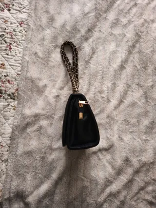 Bolso negro y dorado acolchado