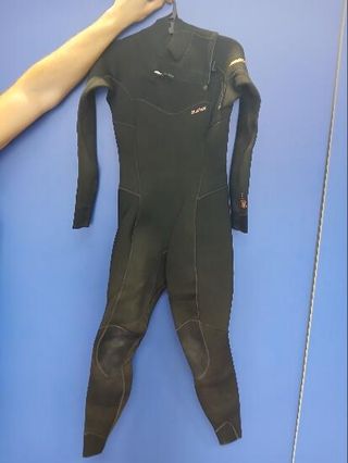 Neopreno surf Mujer agua fría 4/3 mm Front Zip 900 negro