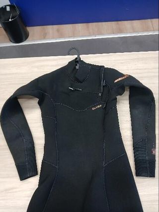 Neopreno surf Mujer agua fría 4/3 mm Front Zip 900 negro