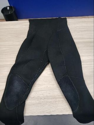 Neopreno surf Mujer agua fría 4/3 mm Front Zip 900 negro