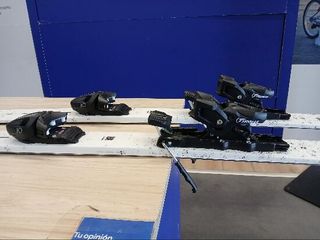 Esquís de pista con fijaciones Hombre Wedze Cross 150