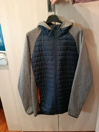Chaqueta cortavientos acolchada gris y negra