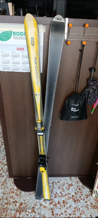 Esquís Rossignol y bastones
