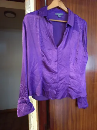 Blusa morada satinada