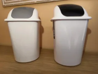 2 Mini papeleras de mesa con tapa abatible.