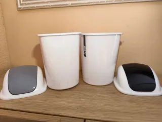 2 Mini papeleras de mesa con tapa abatible.