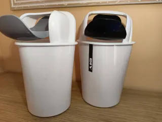 2 Mini papeleras de mesa con tapa abatible.