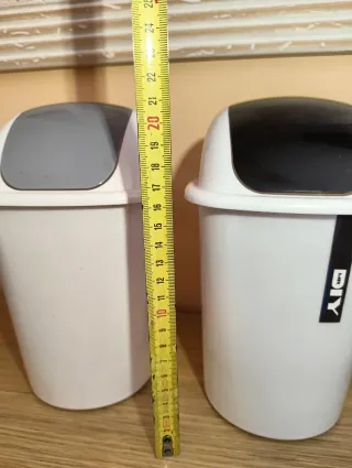 2 Mini papeleras de mesa con tapa abatible.