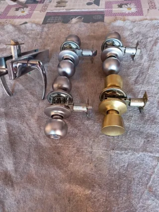 Juego 5 pomos de puerta interiores en buen estado