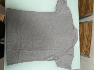 Polo Lacoste Gris con detalles Rojos