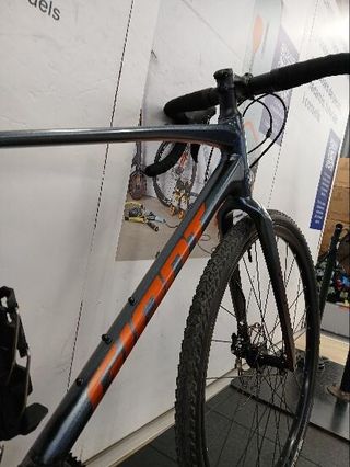 Giant Revolt Talla M gravel