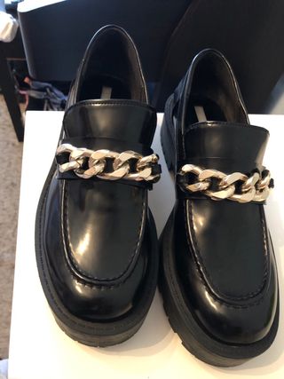 Mocasines Zara negros con cadena