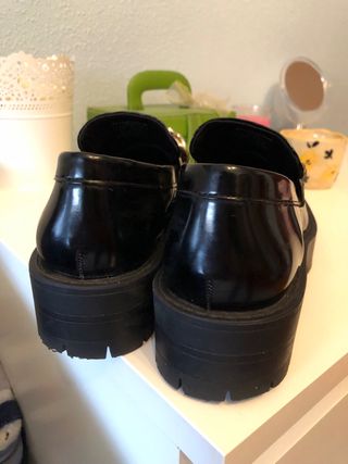 Mocasines Zara negros con cadena