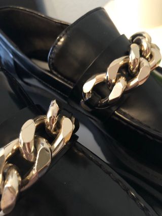 Mocasines Zara negros con cadena