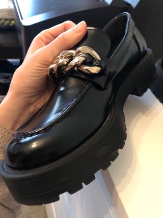Mocasines Zara negros con cadena