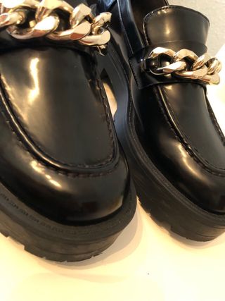 Mocasines Zara negros con cadena