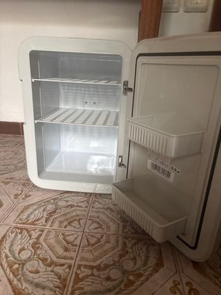 Nevera Cecotec rosa pequeña sin usar