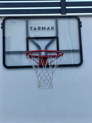 Canasta baloncesto Tarmak y soporte dominadas