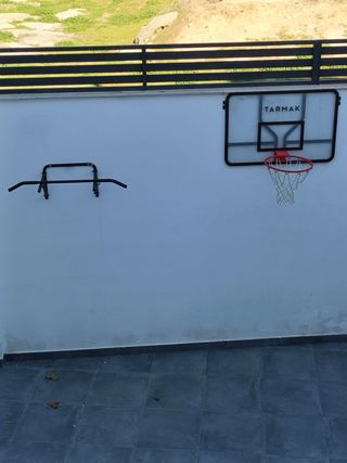 Canasta baloncesto Tarmak y soporte dominadas