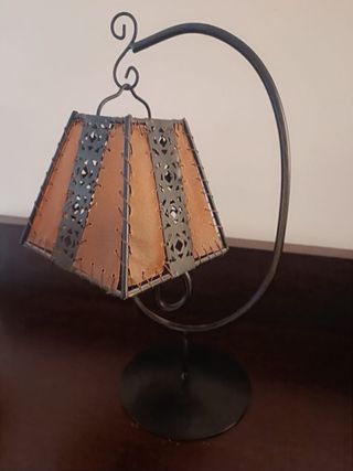 Lámpara de mesa metal y cuero