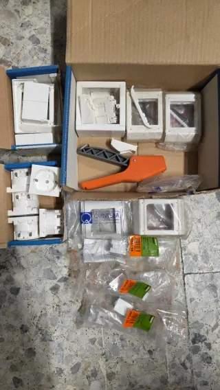 Material eléctrico Quintela y RJ45 Ticino