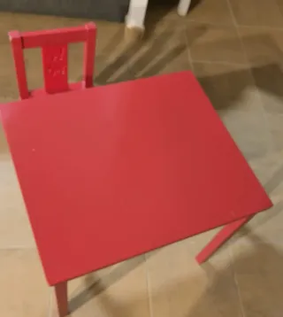 Mesa y silla infantil IKEA roja