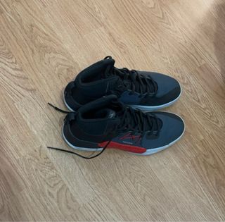 Zapatillas deportivas negras y rojas