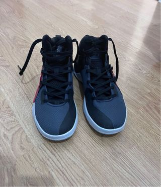 Zapatillas deportivas negras y rojas