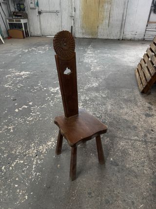 Silla de madera antigua tallada