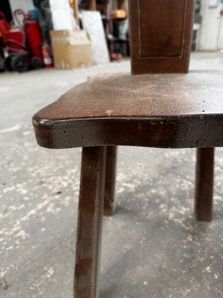 Silla de madera antigua tallada