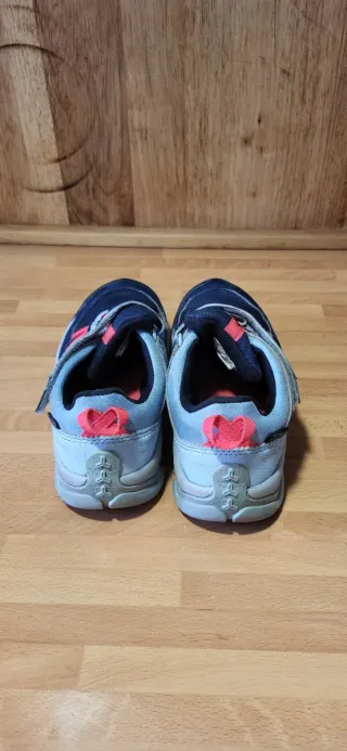 Zapatillas y Botas Trekking Niña DOS PARES 20 €