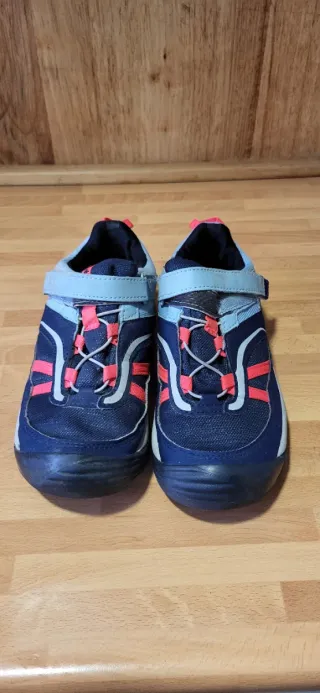 Zapatillas y Botas Trekking Niña DOS PARES 20 €