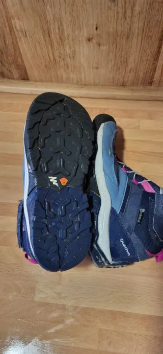 Zapatillas y Botas Trekking Niña DOS PARES 20 €