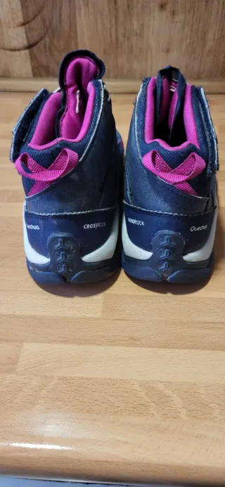 Zapatillas y Botas Trekking Niña DOS PARES 20 €