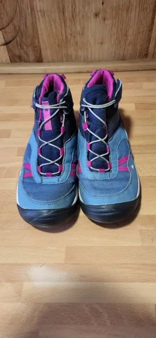 Zapatillas y Botas Trekking Niña DOS PARES 20 €