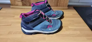 Zapatillas y Botas Trekking Niña DOS PARES 20 €
