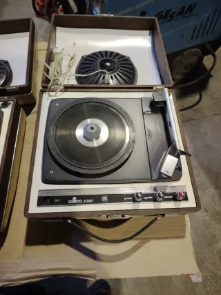 2 Tocadiscos Antiguos de Maleta