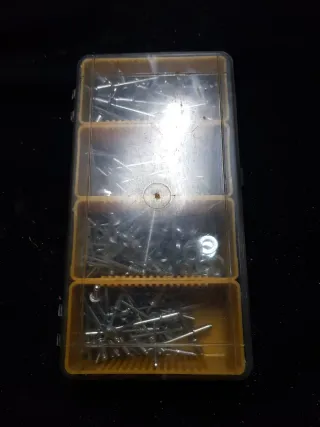 Caja de remaches surtidos