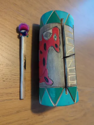 Tamburi di bambù artigianali con martello