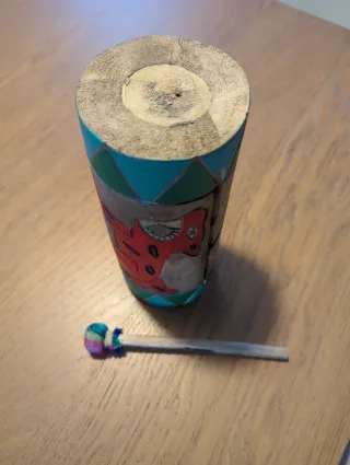 Tamburi di bambù artigianali con martello