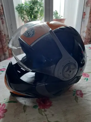 Casco de moto Airoh naranja y negro