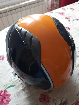 Casco de moto Airoh naranja y negro