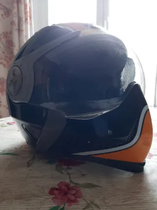 Casco de moto Airoh naranja y negro