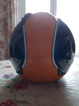 Casco de moto Airoh naranja y negro