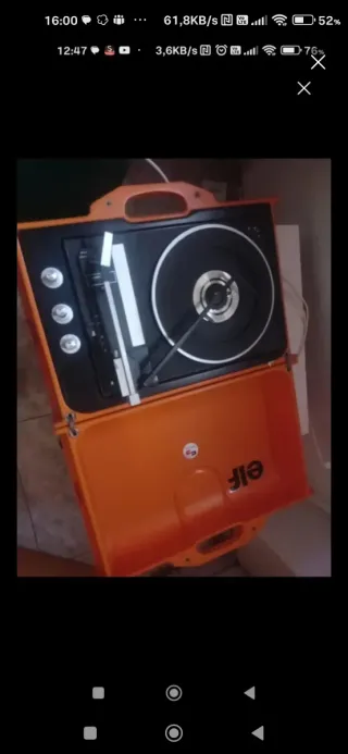 Tocadiscos antiguo naranja sin aguja