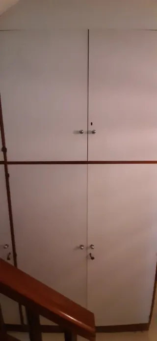 Armario bajo escalera madera marrón y blanco