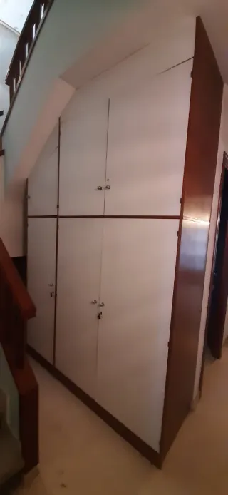 Armario bajo escalera madera marrón y blanco