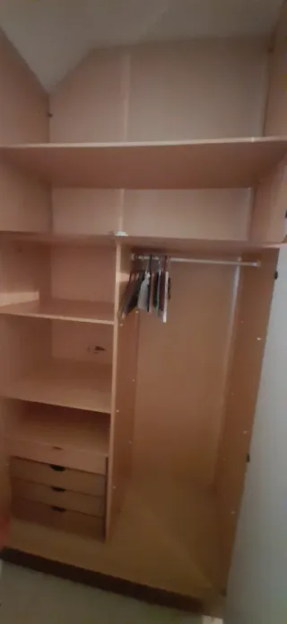 Armario bajo escalera madera marrón y blanco