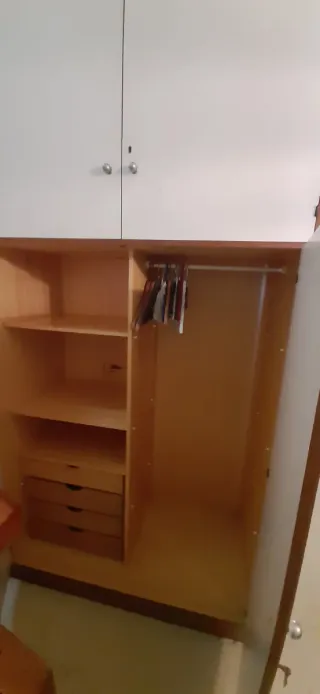 Armario bajo escalera madera marrón y blanco