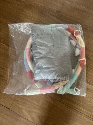 Gimnasio con alfombra para bebé